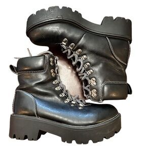 SODA BRAND BLACK CHUNKY PLATFORM LACEUP COMBAT BOOTS. SIZE 8.